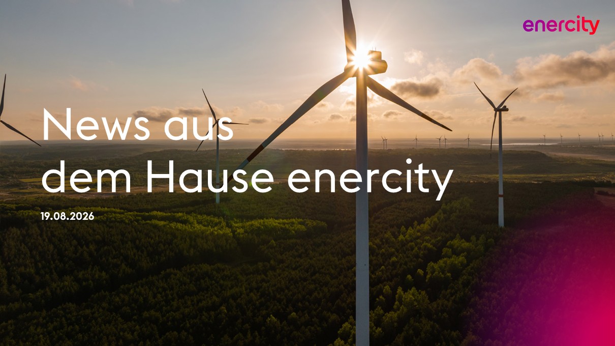 Windkraftanlagen über einer bewaldeten Landschaft bei Sonnenuntergang auf der Titelfolie ‚News aus dem Hause enercity‘.